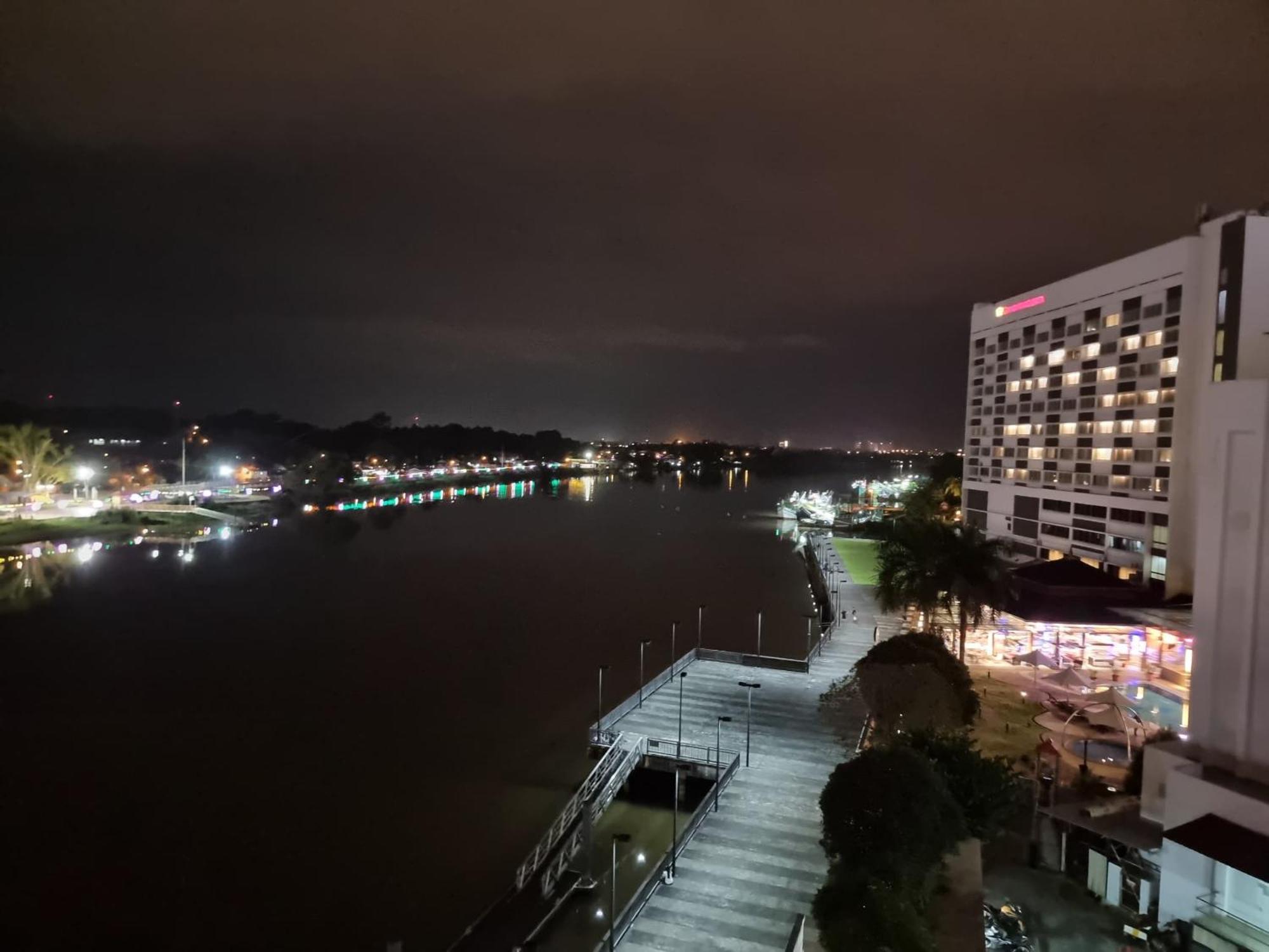 Cozzzy Hut Riverbank Suites Kuching With Spectacular River View Exterior foto