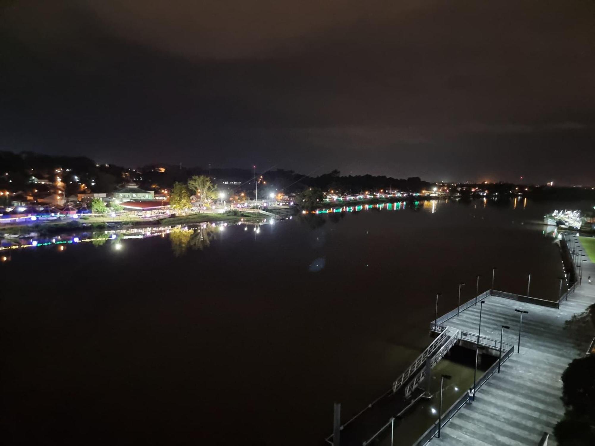 Cozzzy Hut Riverbank Suites Kuching With Spectacular River View Exterior foto