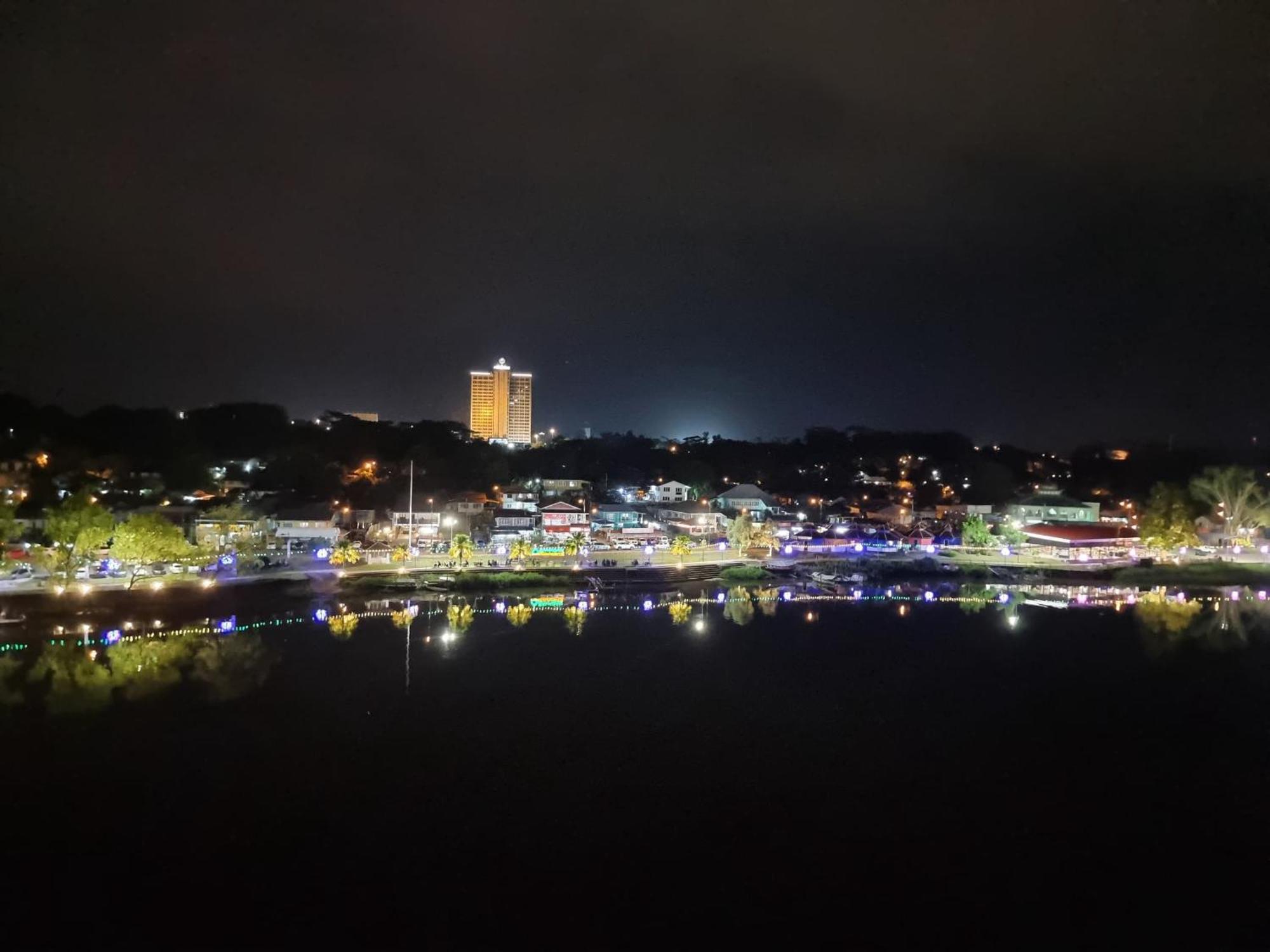 Cozzzy Hut Riverbank Suites Kuching With Spectacular River View Exterior foto