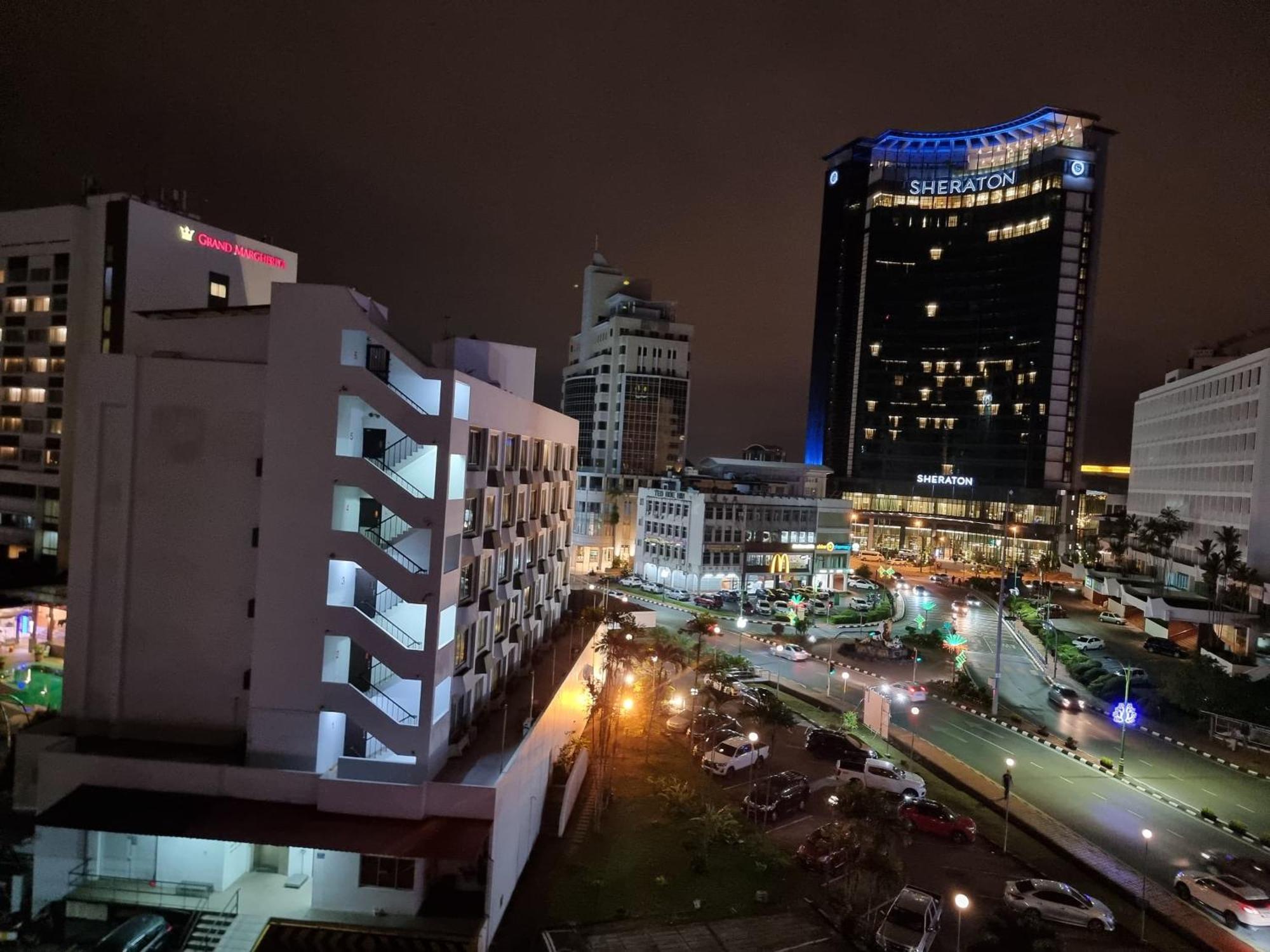 Cozzzy Hut Riverbank Suites Kuching With Spectacular River View Exterior foto
