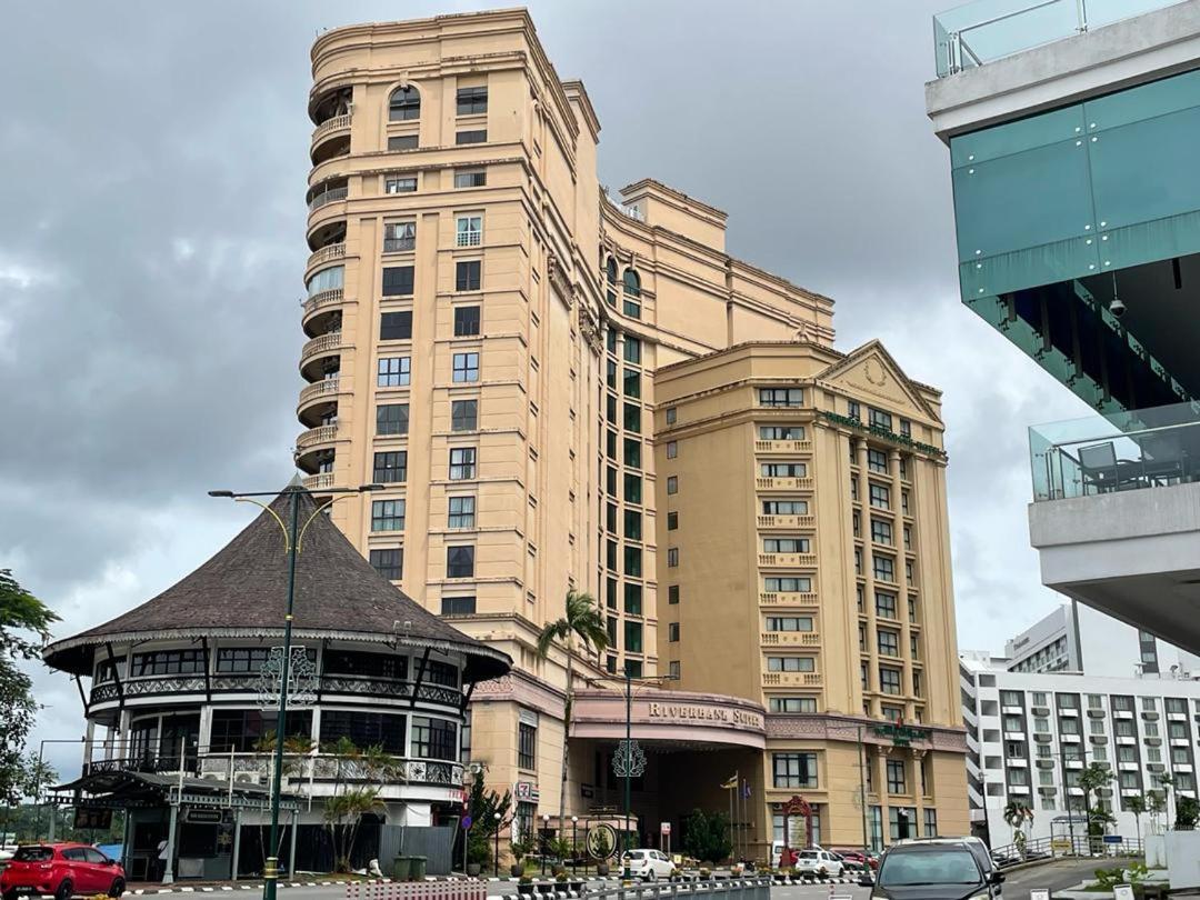 Cozzzy Hut Riverbank Suites Kuching With Spectacular River View Exterior foto