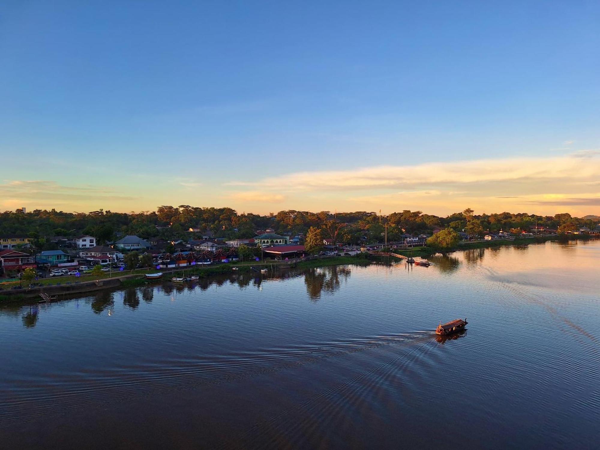 Cozzzy Hut Riverbank Suites Kuching With Spectacular River View Exterior foto