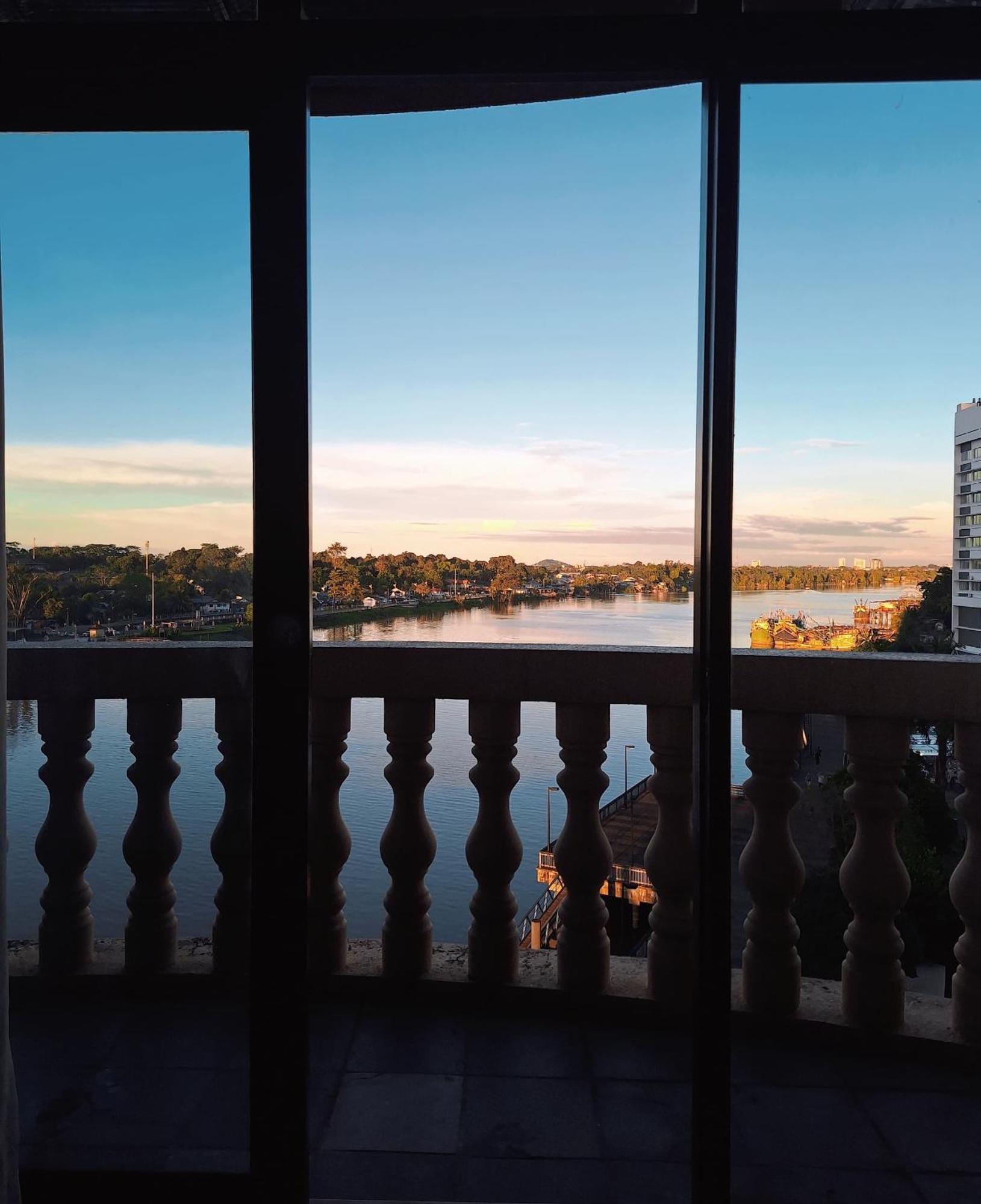 Cozzzy Hut Riverbank Suites Kuching With Spectacular River View Exterior foto