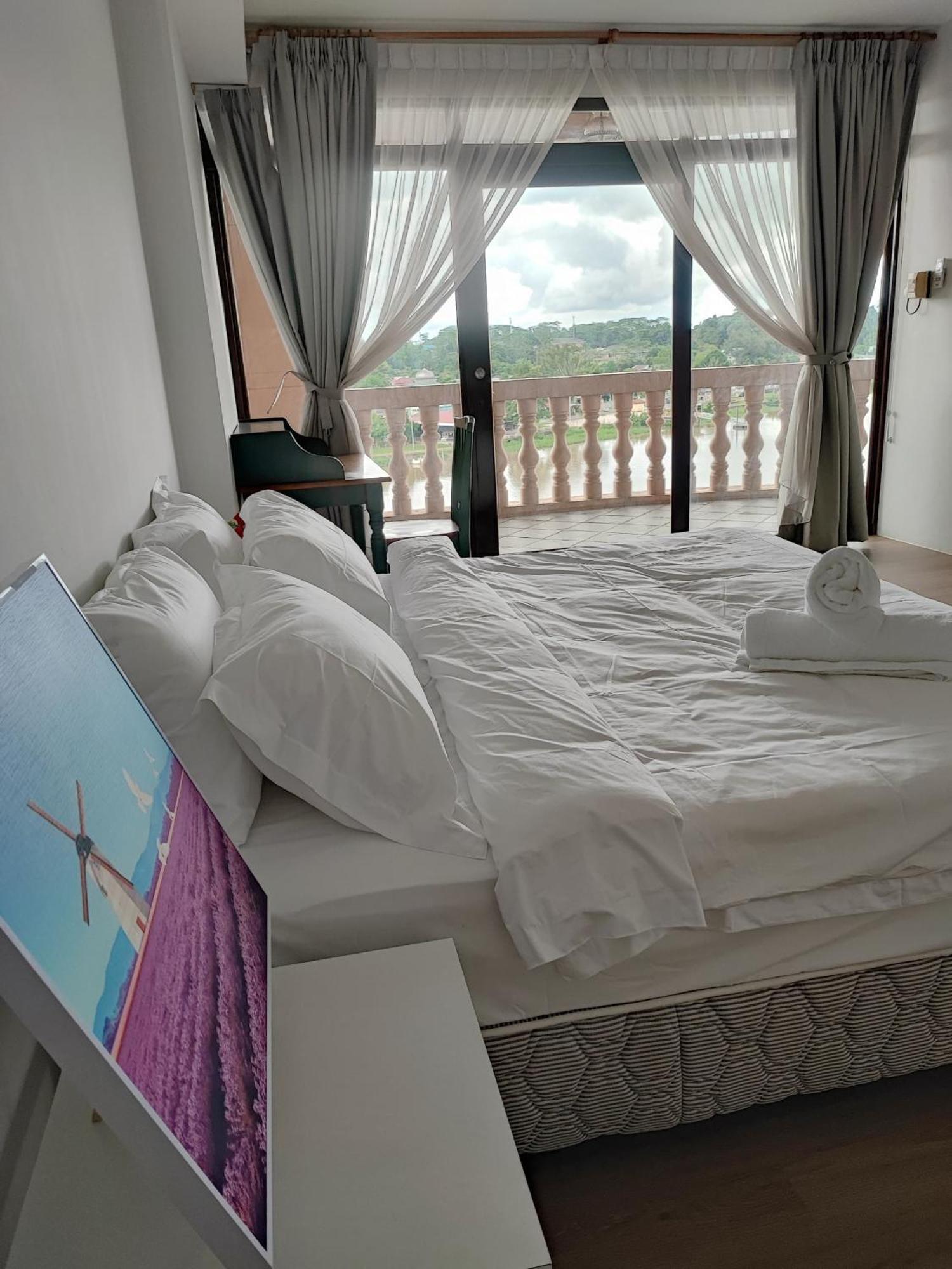 Cozzzy Hut Riverbank Suites Kuching With Spectacular River View Exterior foto