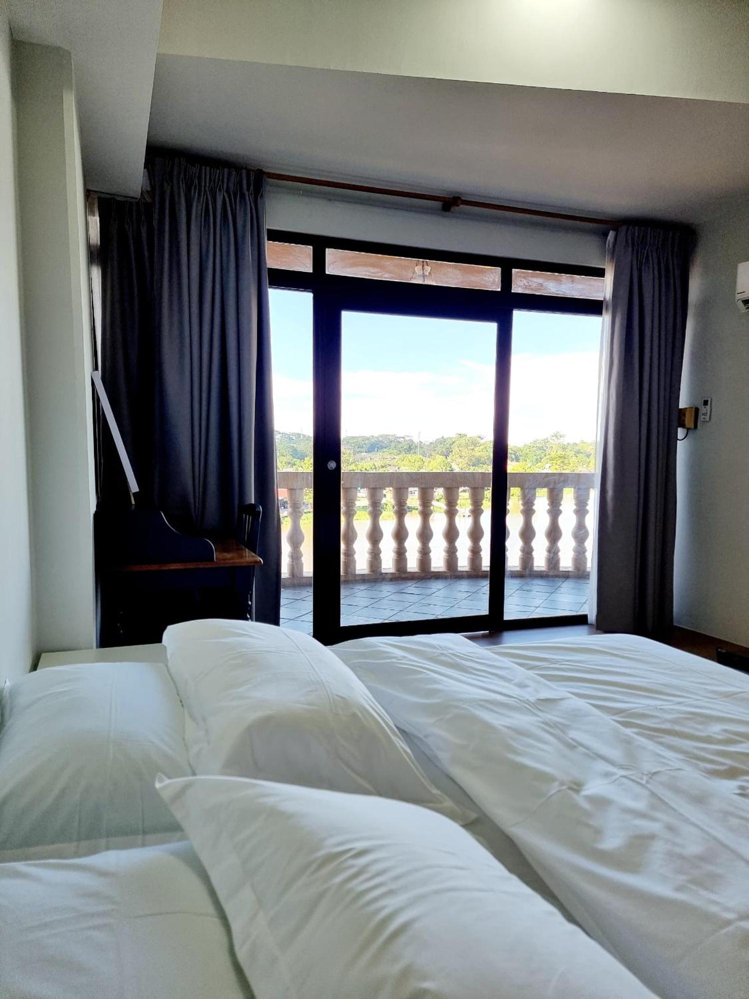 Cozzzy Hut Riverbank Suites Kuching With Spectacular River View Exterior foto